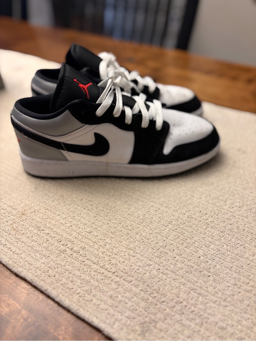 Nike Low-Top Sneakers in Black, White & Grey with Red Logo